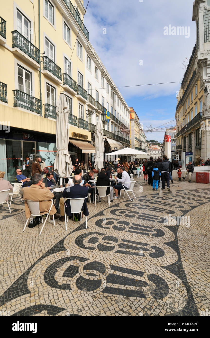 Chiado Square et l'historique Café Brasileira. Lisbonne, Portugal Banque D'Images