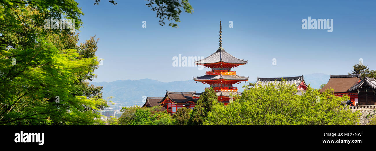 Vue d'ensemble du Temple Kiyomizu-dera avec pagode à Kyoto, Japon Banque D'Images
