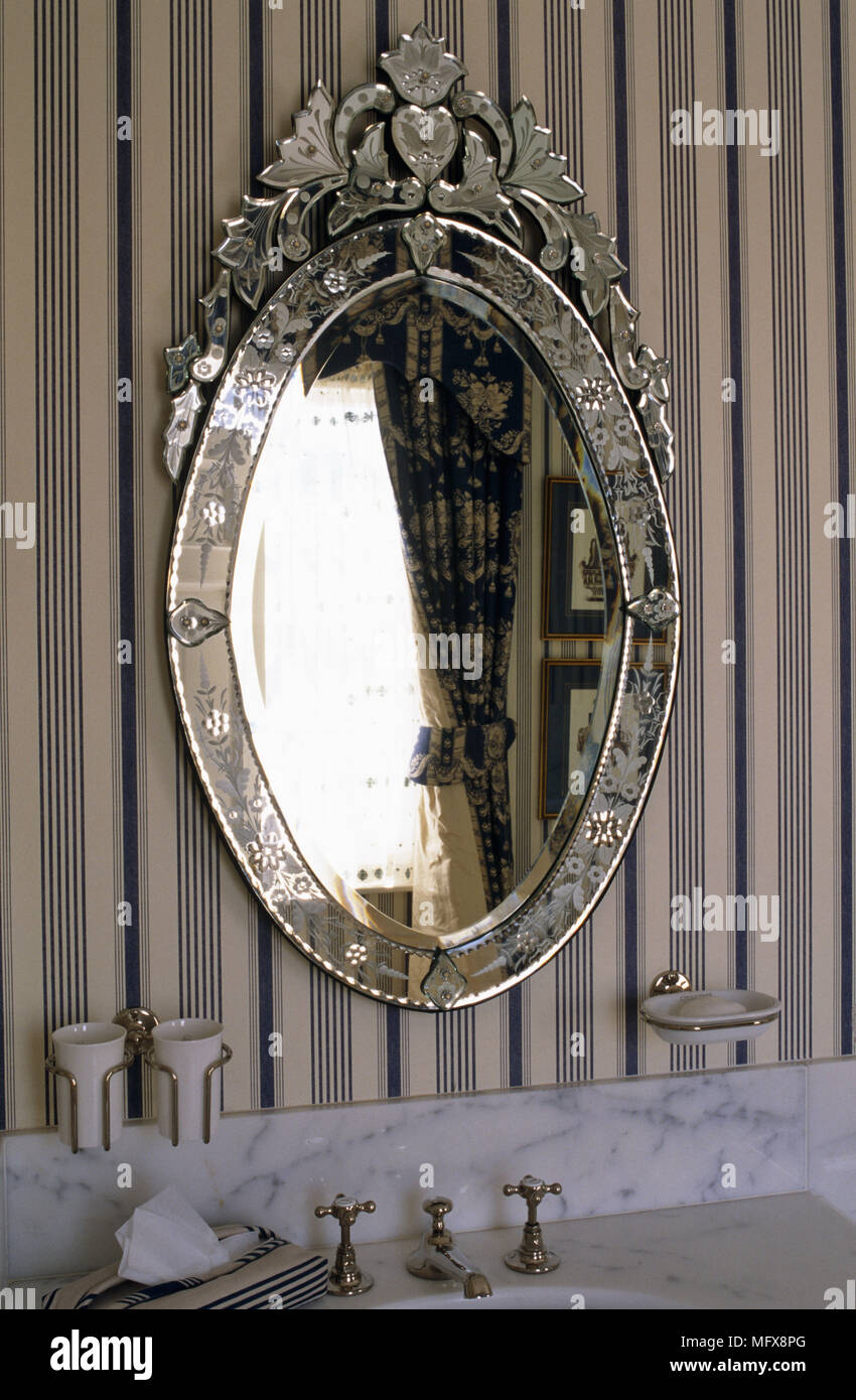 Miroir vénitien ovale au-dessus de lavabo en marbre contre motif hachuré  wallpaper Photo Stock - Alamy