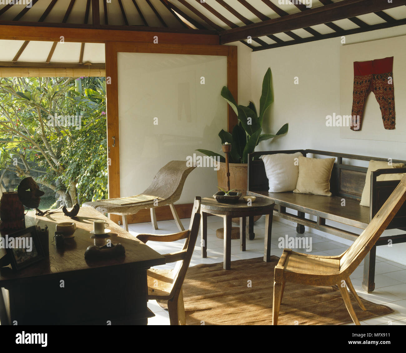 Banquette en bois et des chaises dans la salle rustique avec plafond en bois Banque D'Images