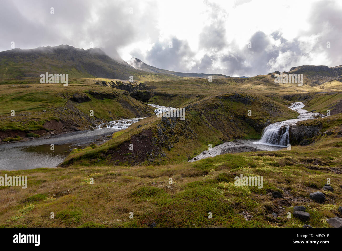 F570 Route avec paysage spectaculaire avec des rivières en Péninsule de Snæfellsnes, près de Snaefellsjokull Parc National, dans l'ouest de l'Islande. Banque D'Images