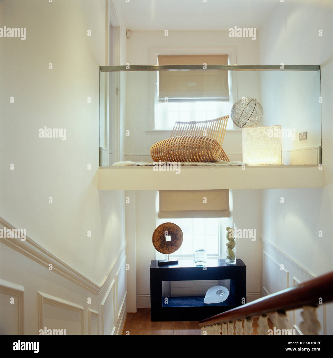 Mezzanine au-dessus de l'écran en verre avec escalier Banque D'Images