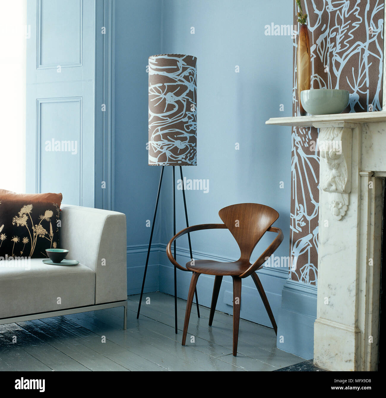 Chaise moderne à côté de lampe au coin de salon bleu Banque D'Images