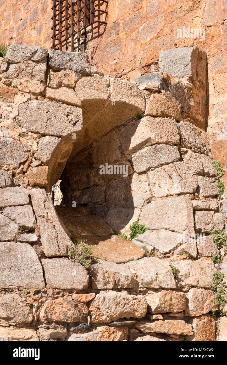 Meurtrière dans mur de évasés pour château canon défensif. Château de Castillo de La Calahorra. Province de Grenade, Andalousie, Espagne du Sud Banque D'Images