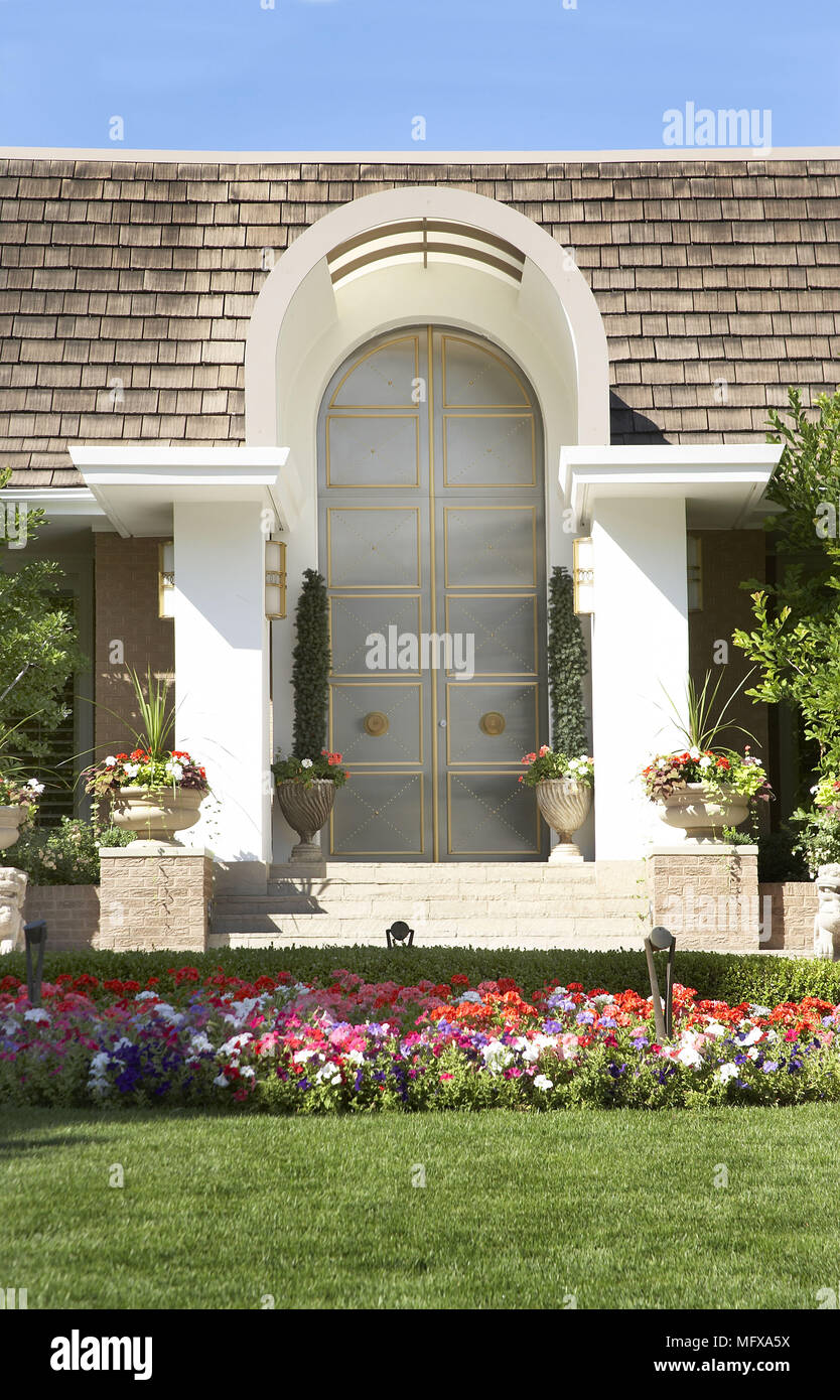 L'extérieur de villa moderne avec des mesures pour l'entrée de porte avant  Photo Stock - Alamy