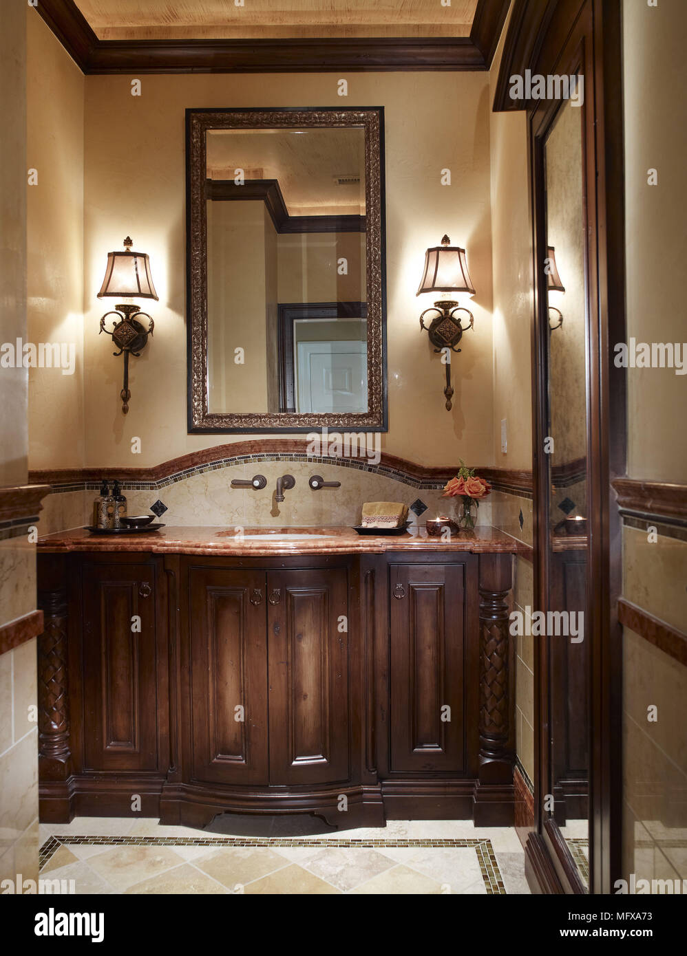 Miroir au-dessus de lavabo situé dans armoire de salle de bain  traditionnelle Photo Stock - Alamy