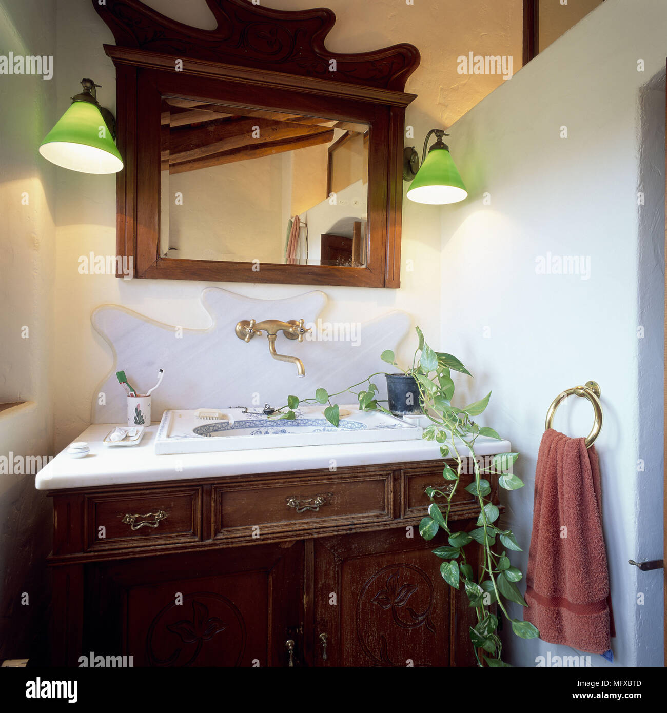 Avis de deux feux illuminant un lavabo Banque D'Images