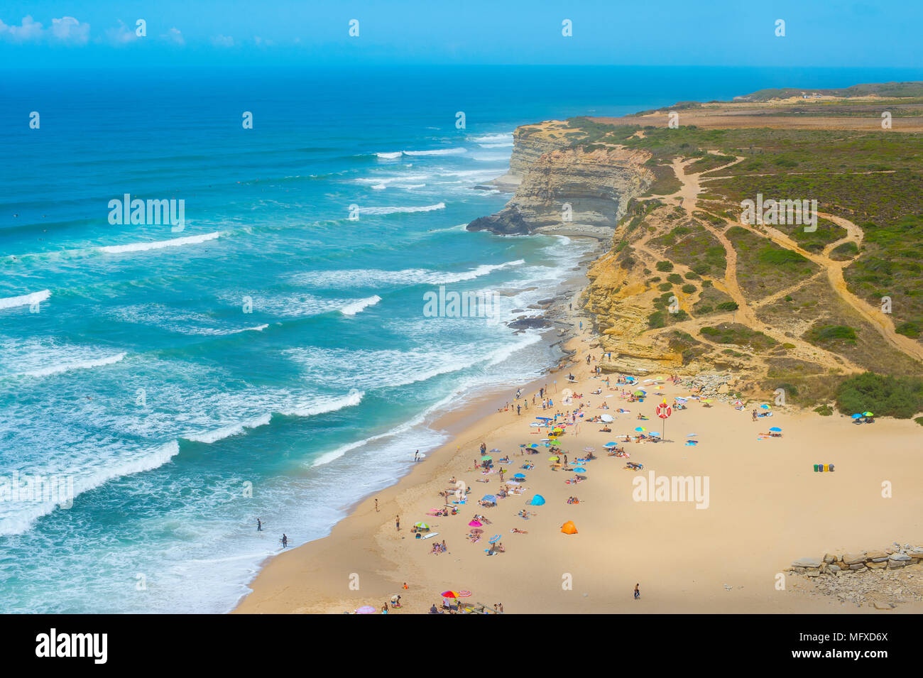 Les gens de la plage sur l'océan dans une journée d'été. Portugal Banque D'Images