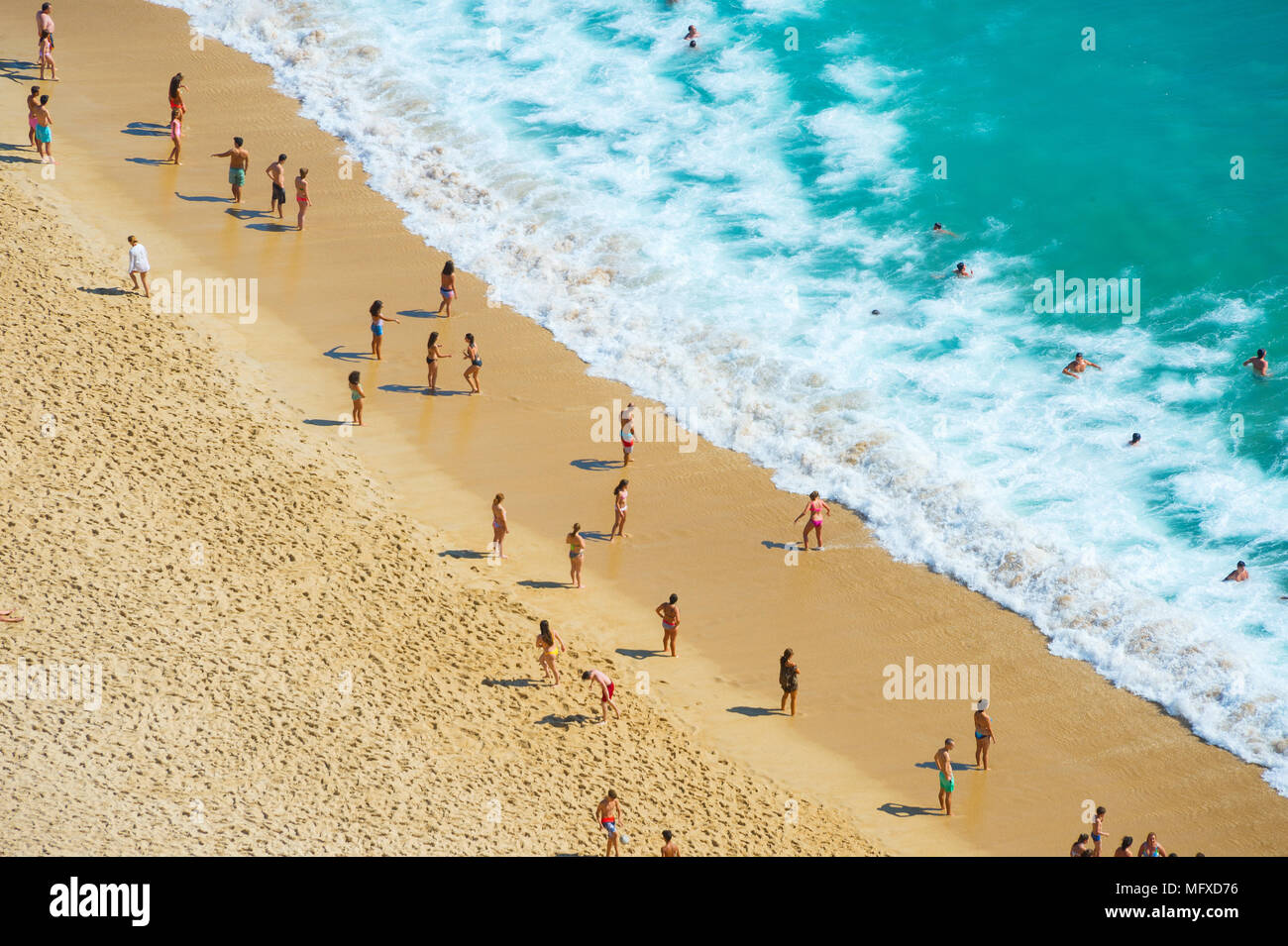 Les gens de l'ocean plage dans une journée ensoleillée d'été. Caldas da Rainha, Portugal Banque D'Images