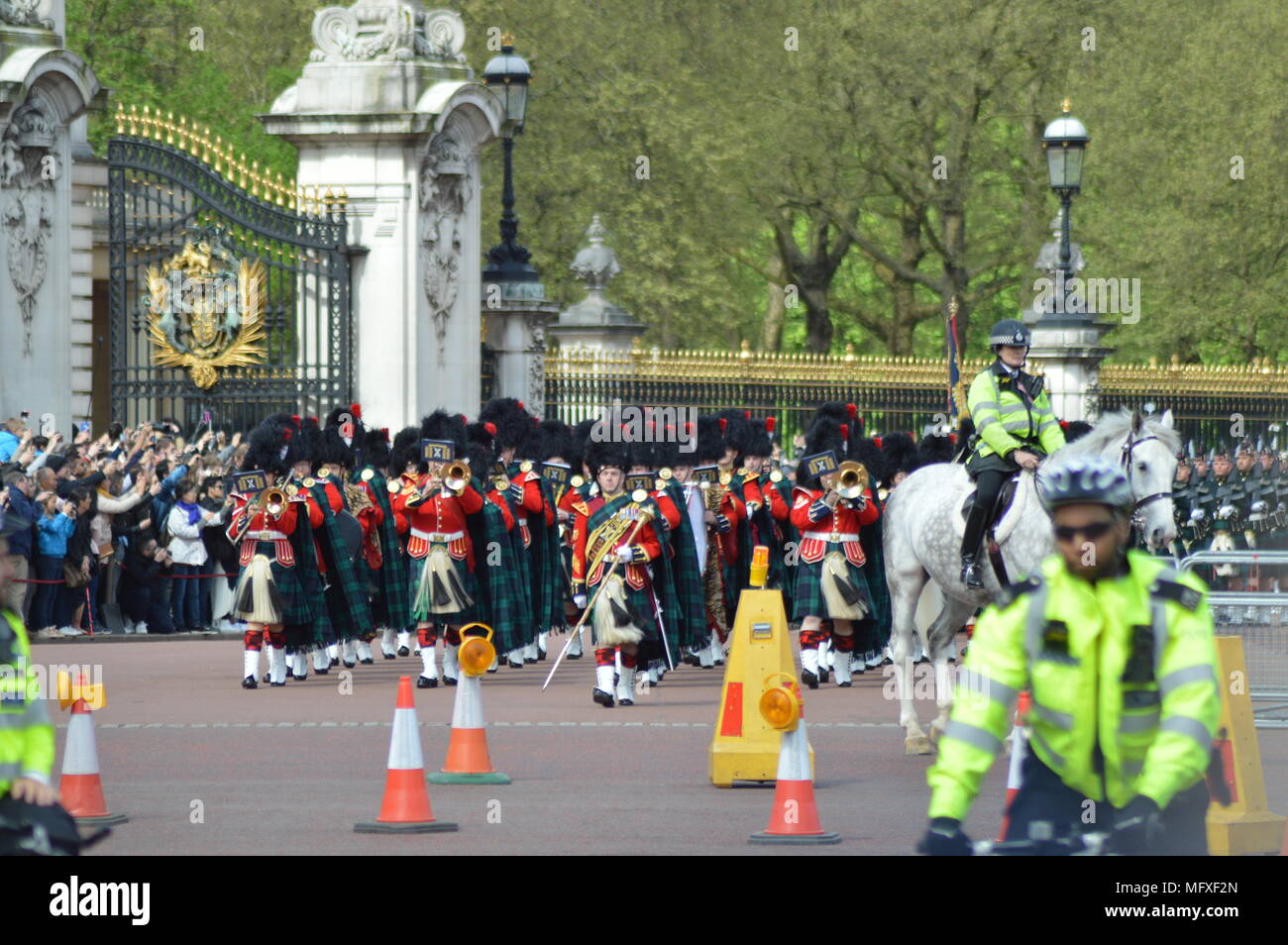 7 Société Coldstream Guards avec le groupe du Régiment Royal d'Écosse relève de la garde - Buckingham Palace Banque D'Images