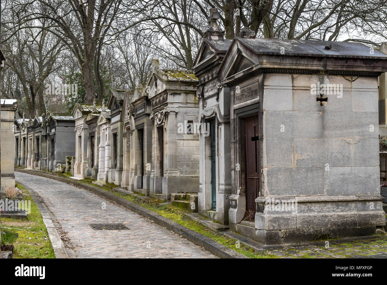 Le mausolée de la famille ou dans des tombes du cimetière du Père Lachaise, le plus grand et le plus visité cimetière de Paris Banque D'Images