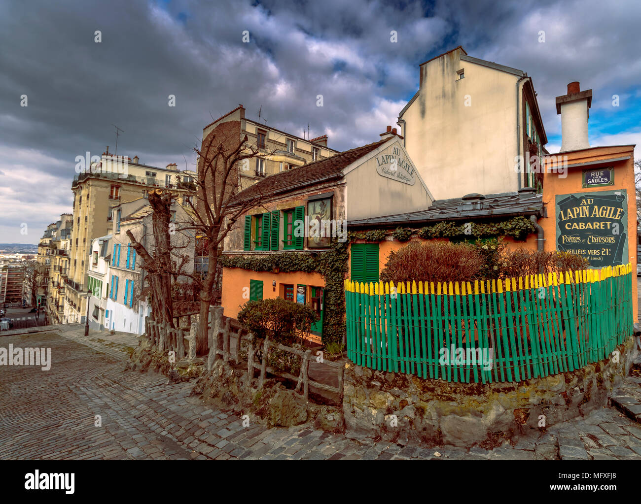 Au Lapin Agile, le Lapin Agile, un célèbre cabaret de Montmartre / discothèque , à l'intérieur d'une petite maison de village à 22 rue des Saules, Montmartre, Paris Banque D'Images