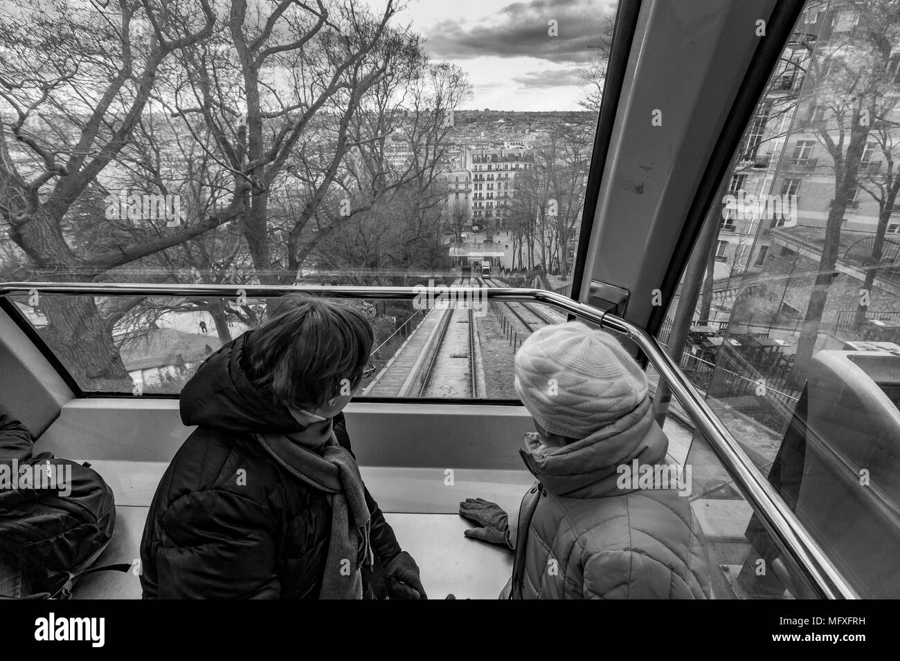 Deux woman riding sur le funiculaire de Montmartre, Paris,après avoir visité le Sacré-Cœur à Montmartre, Paris. Banque D'Images