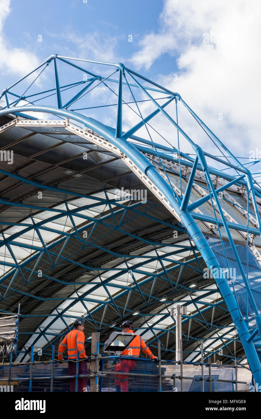 Deux travailleurs de la construction ferroviaire du réseau ou hommes parlant sous le couvert de la transformée de l'eurostar, Londres Waterloo Station. Sud-ouest de l'injection. Banque D'Images