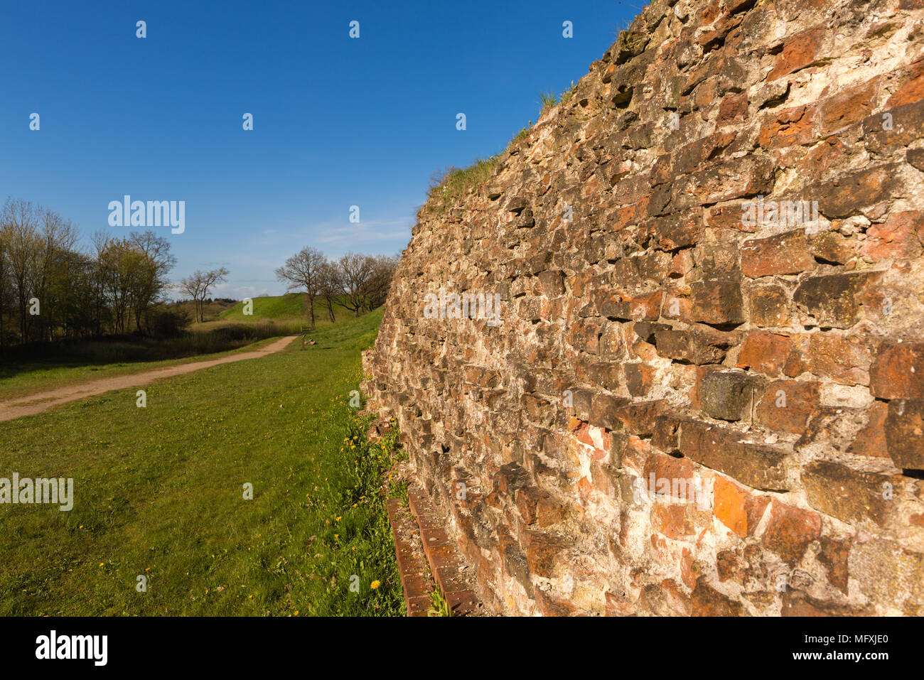 Le mur de Valdemar, construit vers l'an 1060 par le roi Valdemar le Grand du Danemark, Dannewerk, site du patrimoine mondial de l'UNESCO, Schleswig-Holstein, Allemagne Banque D'Images