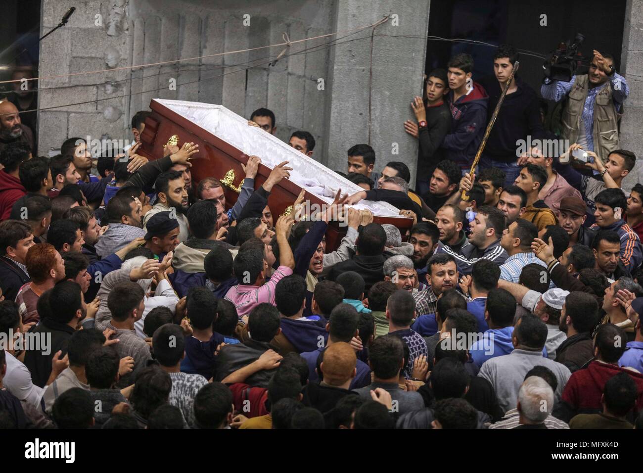 (180426) -- Gaza, 26 avril 2018 (Xinhua) -- en deuil portent un cercueil contenant le corps de chercheur palestinien Fadi al-Batsh lors de ses funérailles dans le nord de la bande de Gaza, le 26 avril 2018. Les hauts dirigeants Hamas Islamique, parents et membres de la famille inhumés le jeudi scientifique du Hamas Fadi al-Batsh, qui a été tué à Kuala Lumpur en Malaisie le 21 avril, dans un cimetière dans le nord de la bande de Gaza. (Wissam Nassar) Banque D'Images
