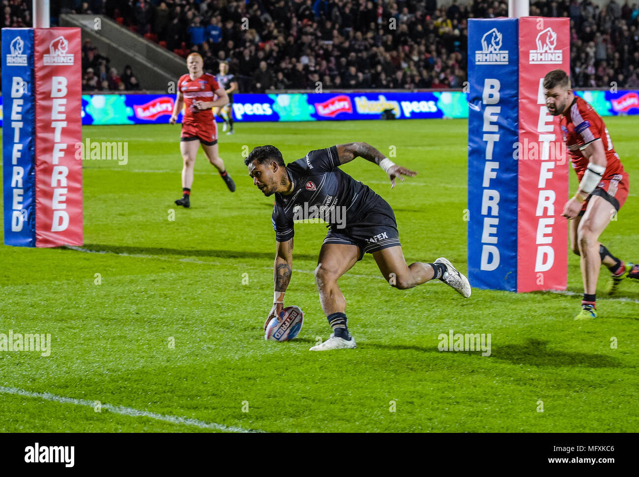 Manchester, UK. 26 AVRIL 2018 , Stade AJ Bell, Manchester, Angleterre ; Betfred Super League rugby, Round 13, Salford Red Devils v St Helens ; Ben Barba de St Helens va au-dessus d'un crédit d'essayer : Nouvelles Images /Alamy Live News Banque D'Images