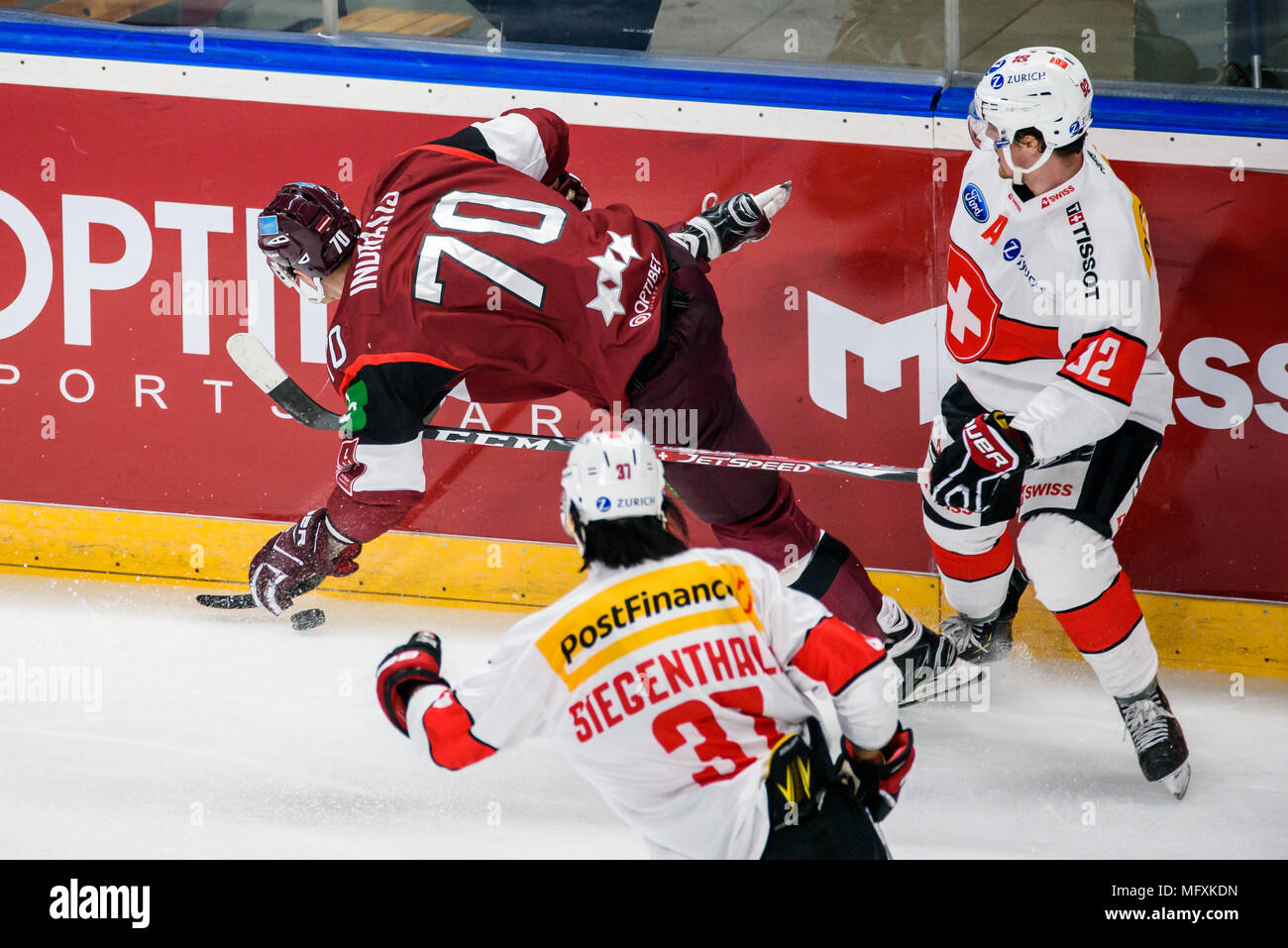 26.04.2018. RIGA, Lettonie. Miks le Indrasis (L) et Gaetan Haas (R), lors de l'Euro Hockey Challenge match entre la Lettonie et l'équipe suisse de l'équipe. Arena Riga. Banque D'Images