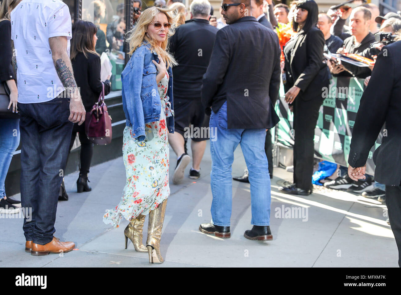 New York, USA. 26 avril 2018. La chanteuse australienne Kylie Minogue est vu à Soho sur l'île de Manhattan à New York jeudi. (PHOTO : WILLIAM VOLCOV/BRÉSIL PHOTO PRESSE) Credit : Brésil Photo Presse/Alamy Live News Banque D'Images