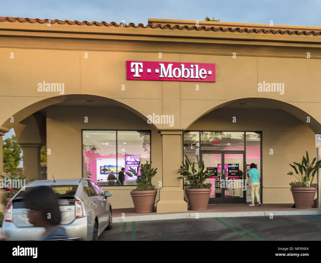 Irvine, Californie, USA. 16 Sep, 2017. T-Mobile est la marque utilisée par la communication mobile des filiales de la société de télécommunications allemand Deutsche Telekom AG. La marque est présente en Autriche (en vertu de l'organe subsidiaire de T-Mobile Autriche), en République tchèque (T-Mobile République tchèque), les Pays-Bas (Nederland) T-Mobile, T-Mobile (Pologne Polska) et les États-Unis (T-Mobile US). Le nom a déjà été utilisé par des filiales dans d'autres pays, y compris l'Albanie (Albanie), Telekom maintenant Croatie Hrvatski Telekom (maintenant), en Allemagne (aujourd'hui Deutsche Telekom), la Hongrie (Magyar Telekom maintenant) Banque D'Images