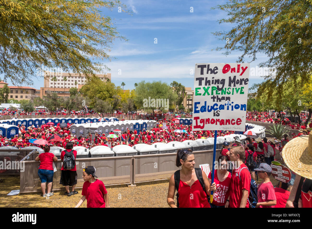 Phoenix, USA, 26 avril 2018, le n° RedForEd - Mars La seule chose plus cher que l'éducation est l'ignorance. Credit : Michelle Jones - Arizona/Alamy Live News. Banque D'Images
