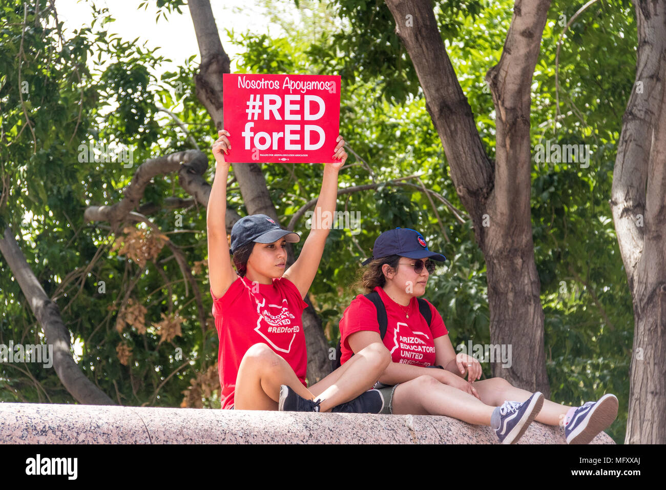 Phoenix, USA, 26 avril 2018, le n° RedForEd REDforED - Mars nous APOYAMOS - deux jeunes femmes. Credit : Michelle Jones - Arizona/Alamy Live News. Banque D'Images