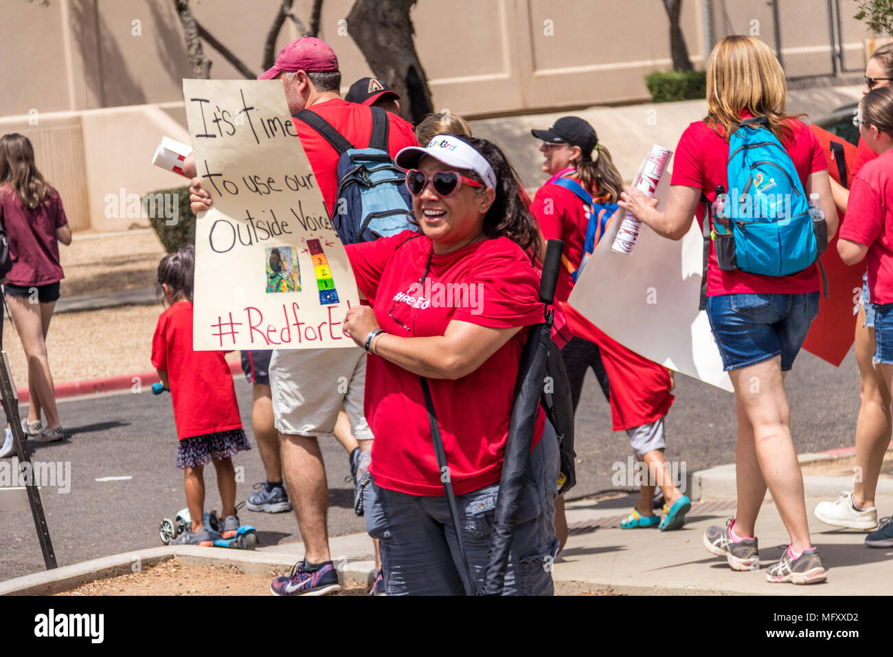 Phoenix, USA, 26 avril 2018, le n° RedForEd - mars il est temps d'utiliser nos voix à l'extérieur ! Credit : Michelle Jones - Arizona/Alamy Live News. Banque D'Images