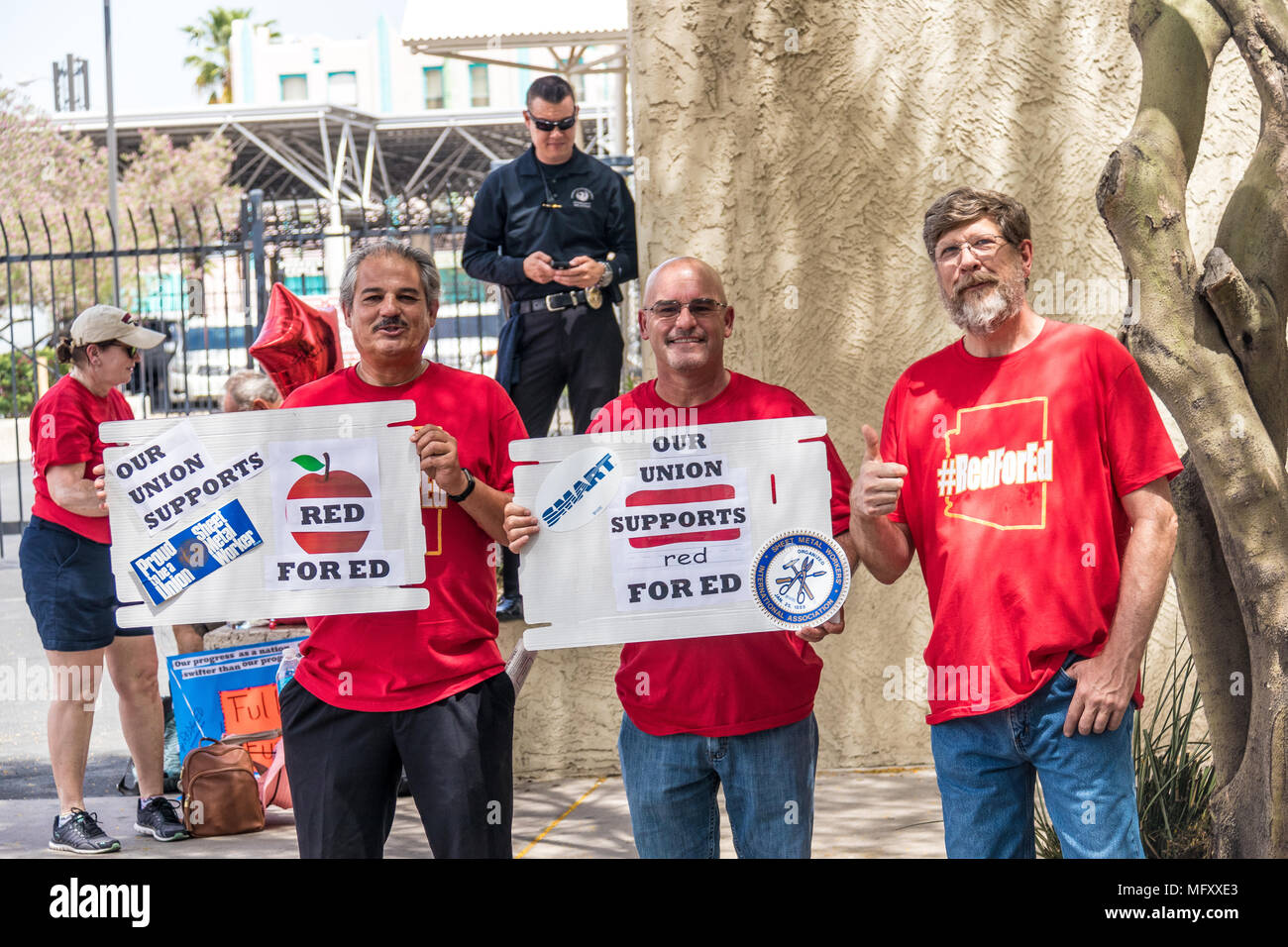Phoenix, USA, 26 avril 2018, le n° RedForEd - Mars Notre syndicat appuie' REDforED. Credit : Michelle Jones - Arizona/Alamy Live News. Banque D'Images