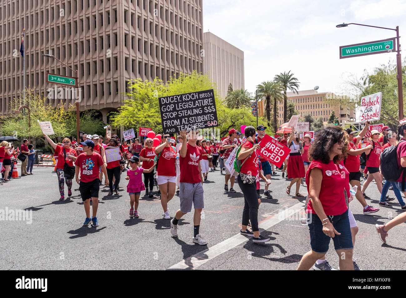 Phoenix, USA, 26 avril 2018, le n° RedForEd - Mars Ducey.Koch Bros. Crédit : Michelle Jones - Arizona/Alamy Live News. Banque D'Images