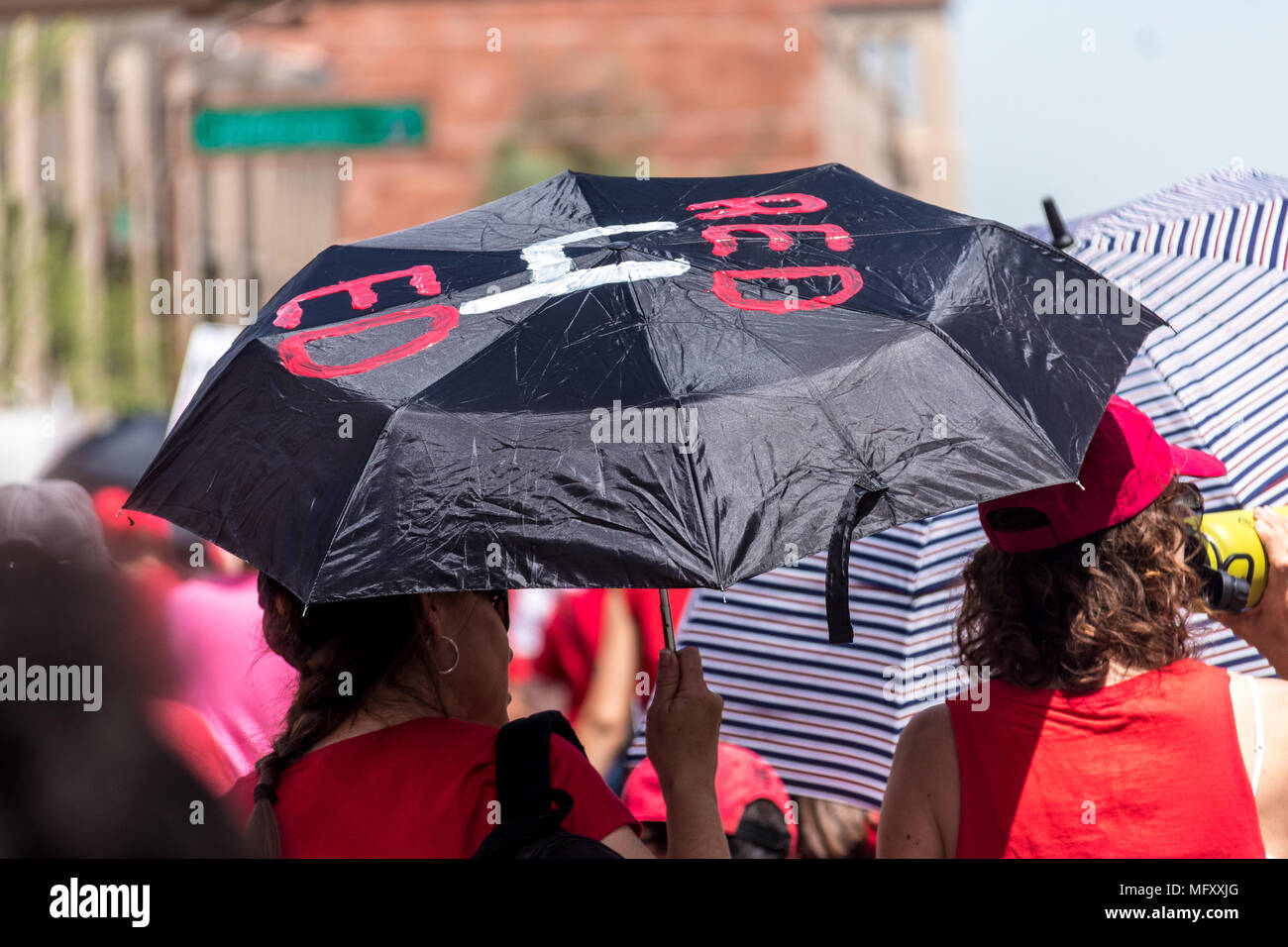 Phoenix, USA, 26 avril 2018, le n° RedForEd REDforED - Mars parapluie. Credit : Michelle Jones - Arizona/Alamy Live News. Banque D'Images