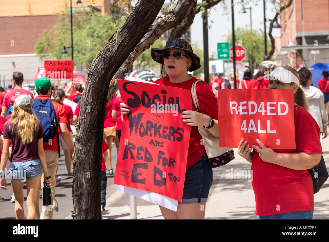 Phoenix, USA, 26 avril 2018, le n° RedForEd - Mars les travailleuses et travailleurs sociaux sont REDforED. Credit : Michelle Jones - Arizona/Alamy Live News. Banque D'Images
