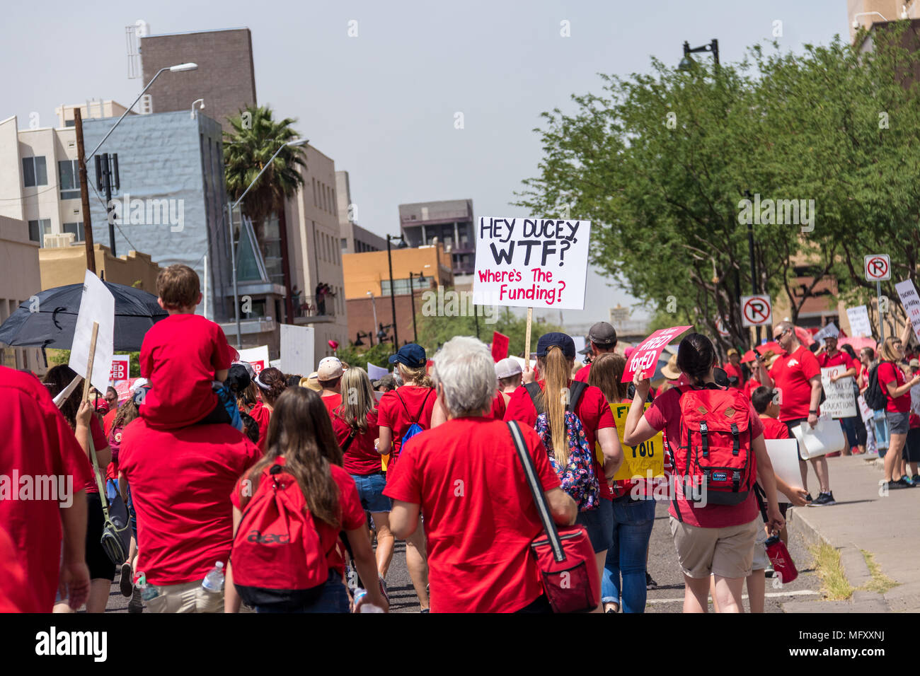 Phoenix, USA, 26 avril 2018, le n° RedForEd - Mars Hé Ducey WTF ? Où est le financement ? Credit : Michelle Jones - Arizona/Alamy Live News. Banque D'Images