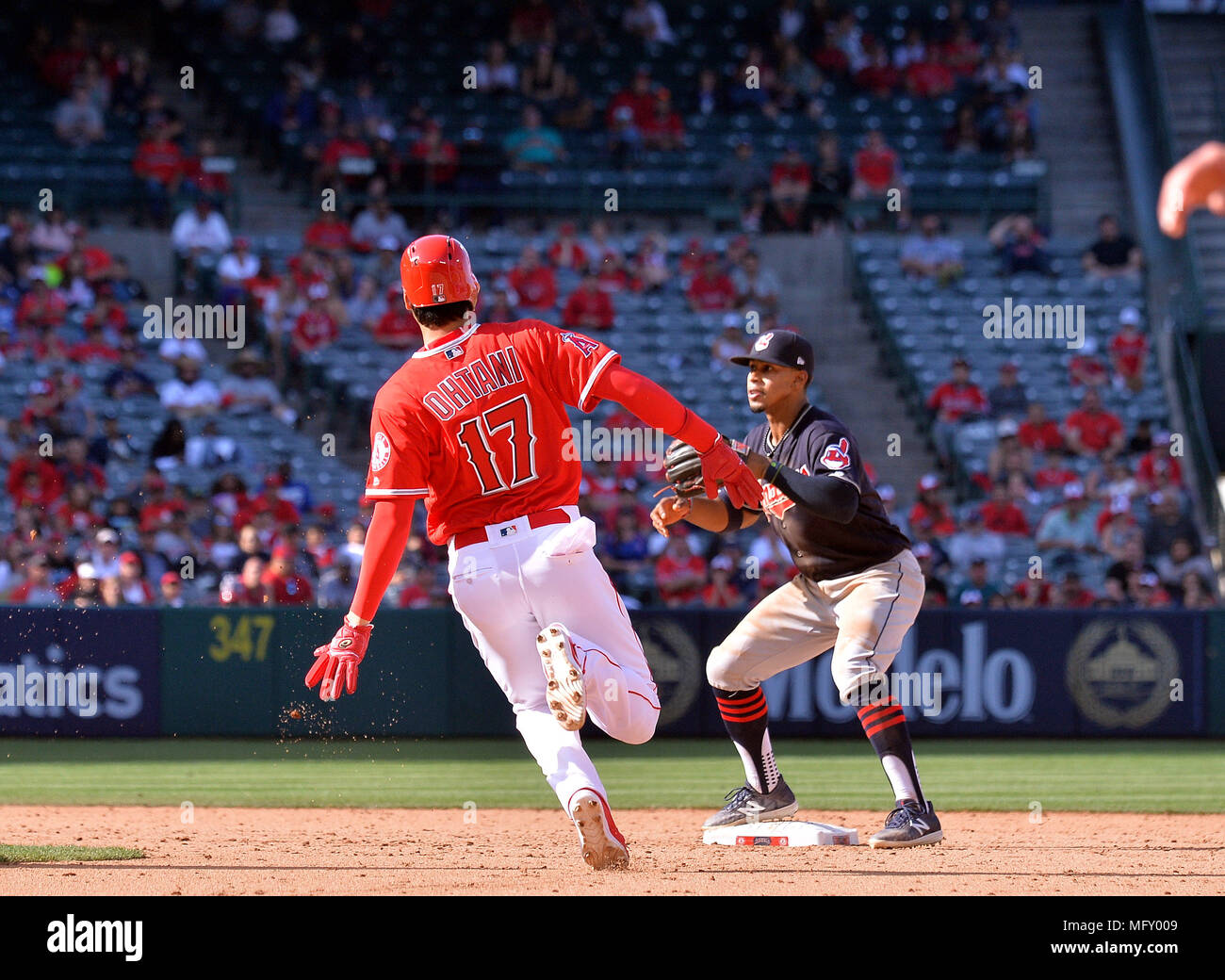 Les Indians de Cleveland shortstop Francisco forces Lindor out Los Angeles Angels frappeur Shohei Ohtani à la deuxième base à la dixième manche au cours de la jeu de la Ligue Majeure de Baseball au Angel Stadium à Anaheim, en Californie, États-Unis, le 4 avril 2018. (Photo de bla) Banque D'Images