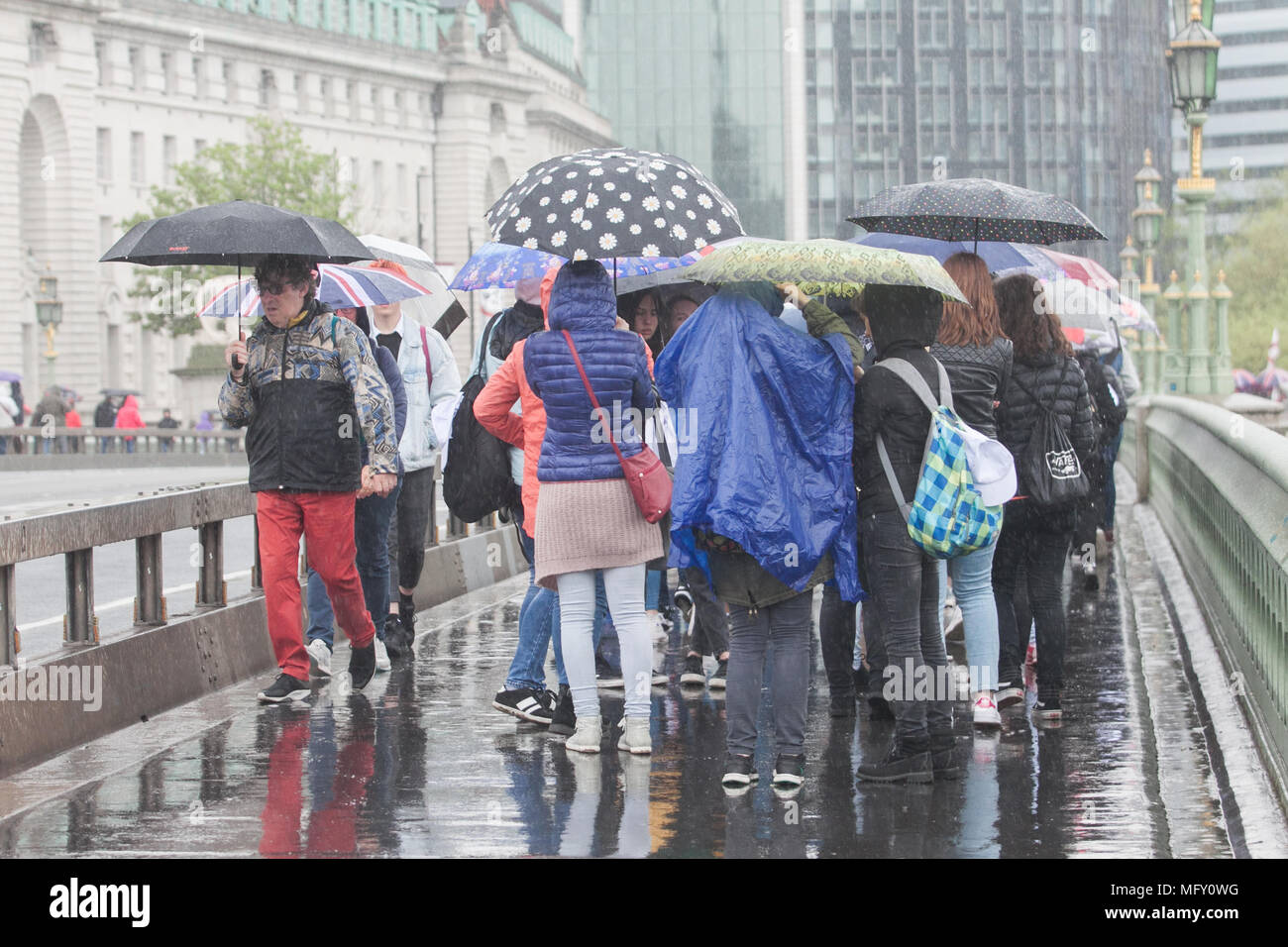 London UK. 27 avril 2018. Les piétons à l'abri des orages de Westminster Bridge Crédit : amer ghazzal/Alamy Live News Banque D'Images