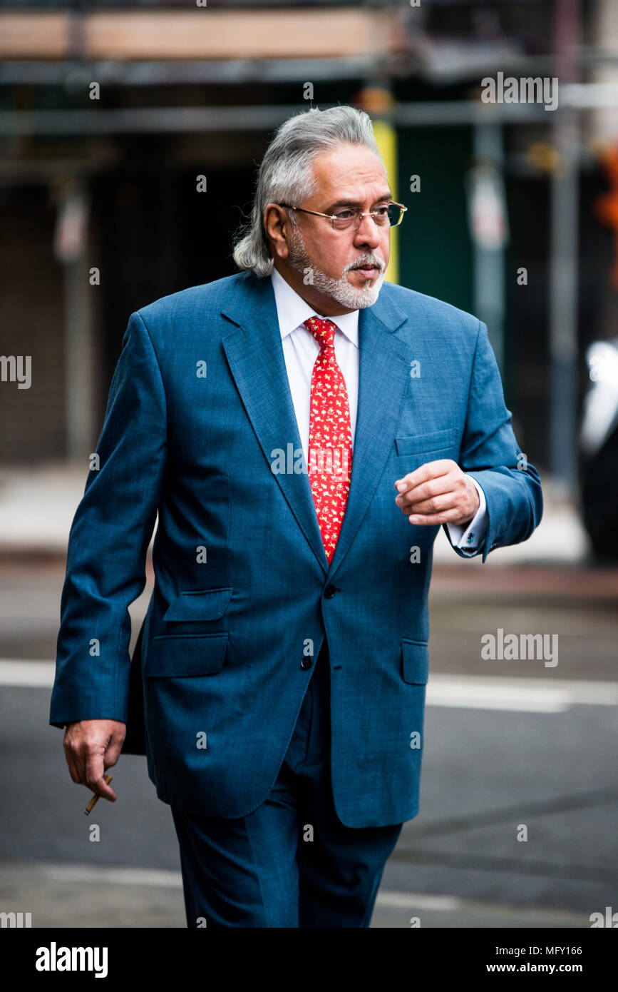 United Breweries Group et F1 Team Force India, Vijay Mallya patron vu arriver au tribunal de Westminster à Londres. L'Indian liquor tycoon dit à administré plus de un milliard de dollars pour les banques dans son propre pays, l'argent blanchi par l'intermédiaire de son équipe de Formule 1. Le fugitif Vijay Mallya (62 ans) fait face à des accusations de fraude en Inde après son Airlines company 'Kingfisher Airlines' est effondré avec environ 1.3Billion de dettes. Banque D'Images