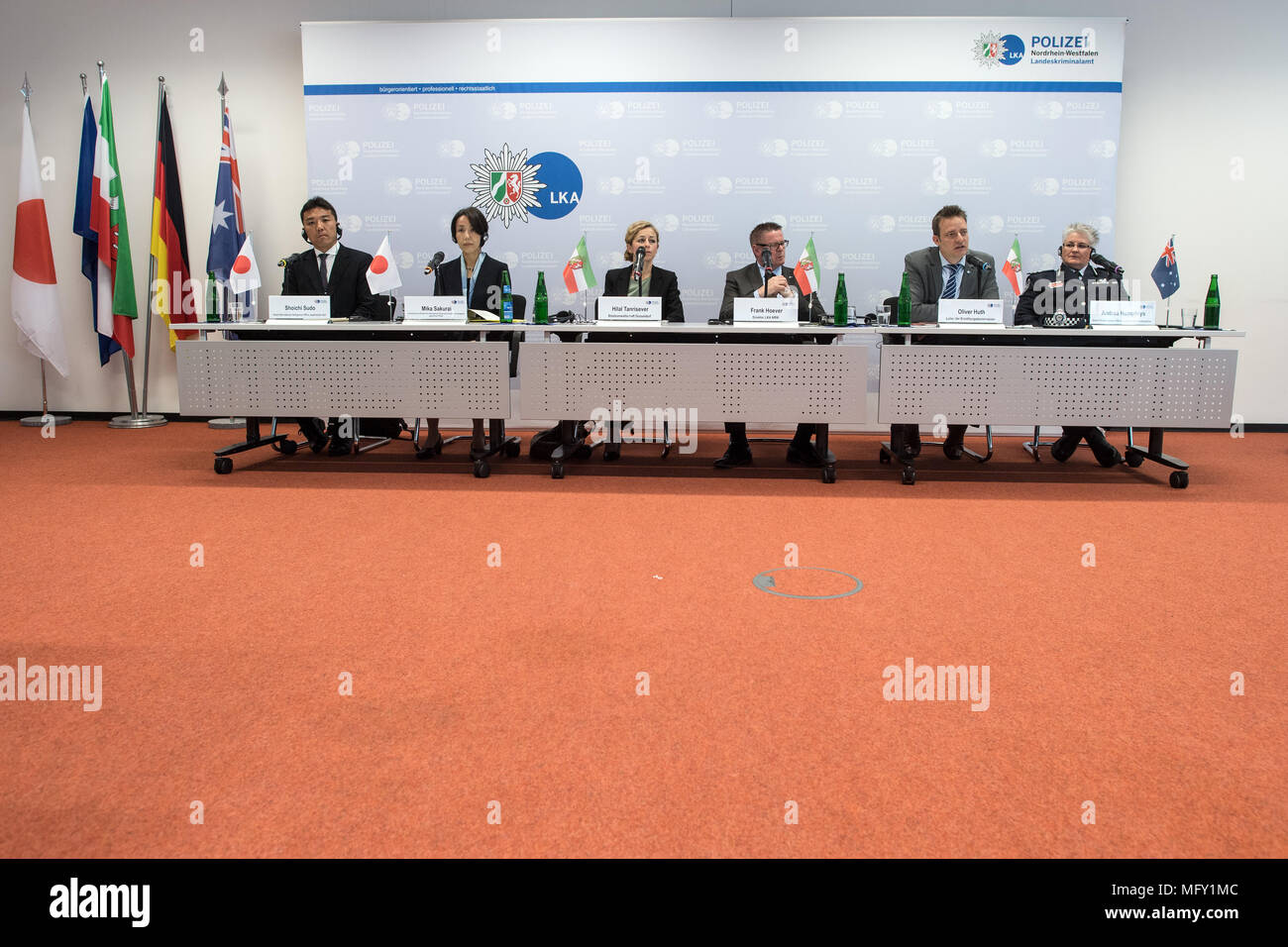 27 avril 2018, l'Allemagne, Düsseldorf : Shoichi Sudo, directeur de l'International Bureau de renseignement des douanes japonaises, Mika Sakurai, Directeur Commissaire pour les médicaments et les armes à feu l'enquête de la police japonaise, Hilal Tanrisever, Procureur de la République de Duesseldorf, Frank Hoever, directeur de l'Office criminel de l'état-du-Nord-Westphalie, Oliver Huth, chef du groupe d'enquête criminelle dans l'État social, et Andrea Humphrys, officier de police Officier de liaison de la Police fédérale de l'Australie, en répondant aux questions des journalistes. Les enquêteurs ont démantelé un anneau international des drogues. Le médicament Banque D'Images