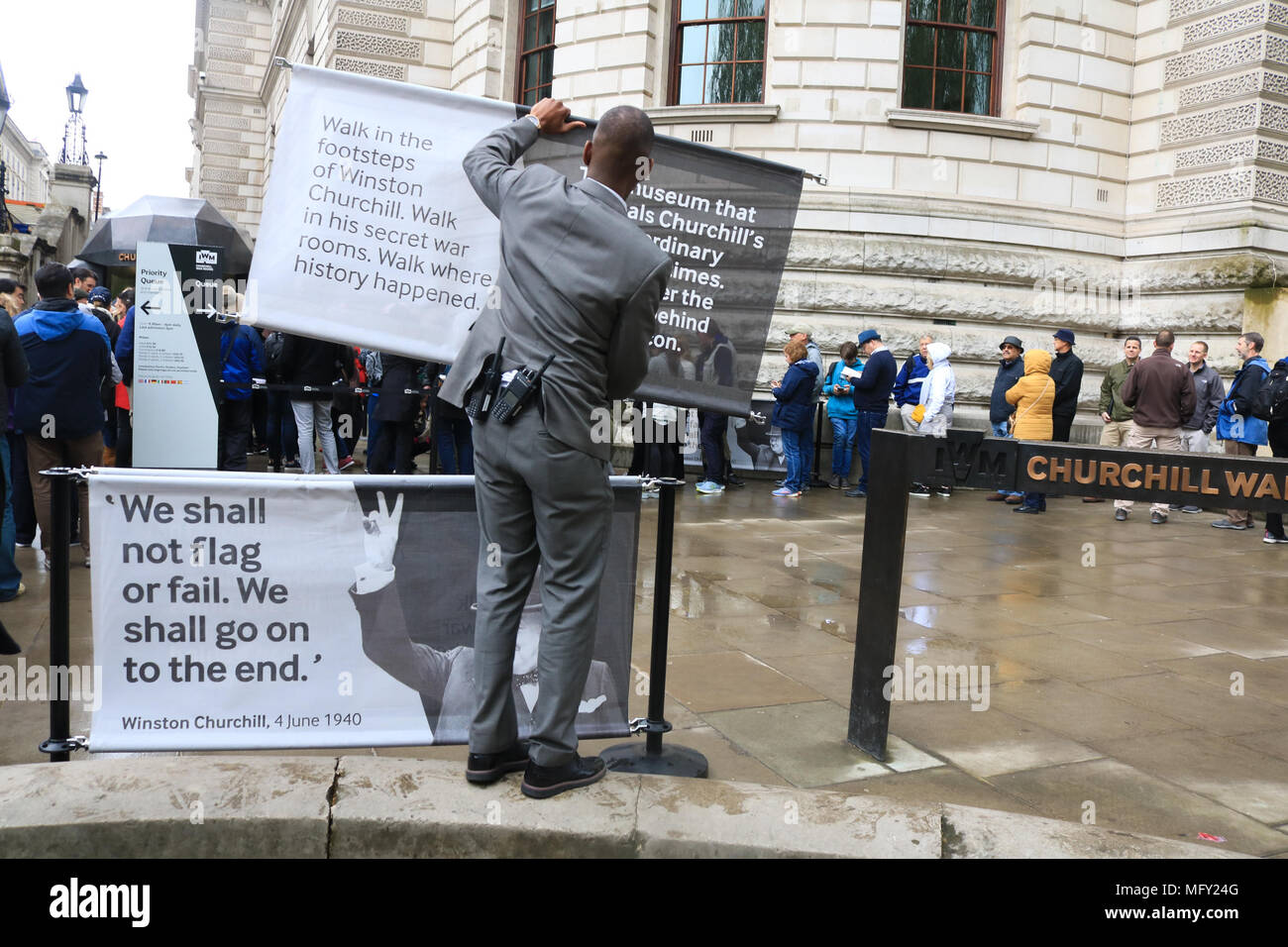 London UK. 27 avril 2018. De grandes foules de touristes d'attente dans le froid pour voir le Churchill War Rooms, un complexe souterrain qui a été utilisé un centre de commandement d'où le temps de guerre britannique Sir Winston Churchill chef de guerre britannique a mené la campagne électorale au cours de la seconde guerre mondiale contre l'Allemagne nazie : Crédit amer ghazzal/Alamy Live News Banque D'Images