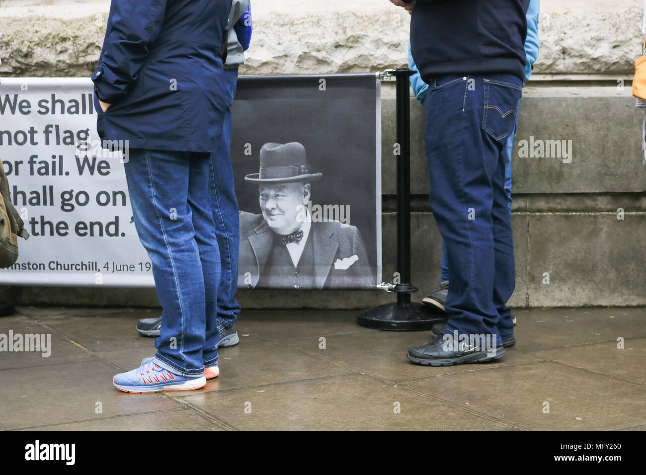 London UK. 27 avril 2018. De grandes foules de touristes d'attente dans le froid pour voir le Churchill War Rooms, un complexe souterrain qui a été utilisé un centre de commandement d'où le temps de guerre britannique Sir Winston Churchill chef de guerre britannique a mené la campagne électorale au cours de la seconde guerre mondiale contre l'Allemagne nazie : Crédit amer ghazzal/Alamy Live News Banque D'Images