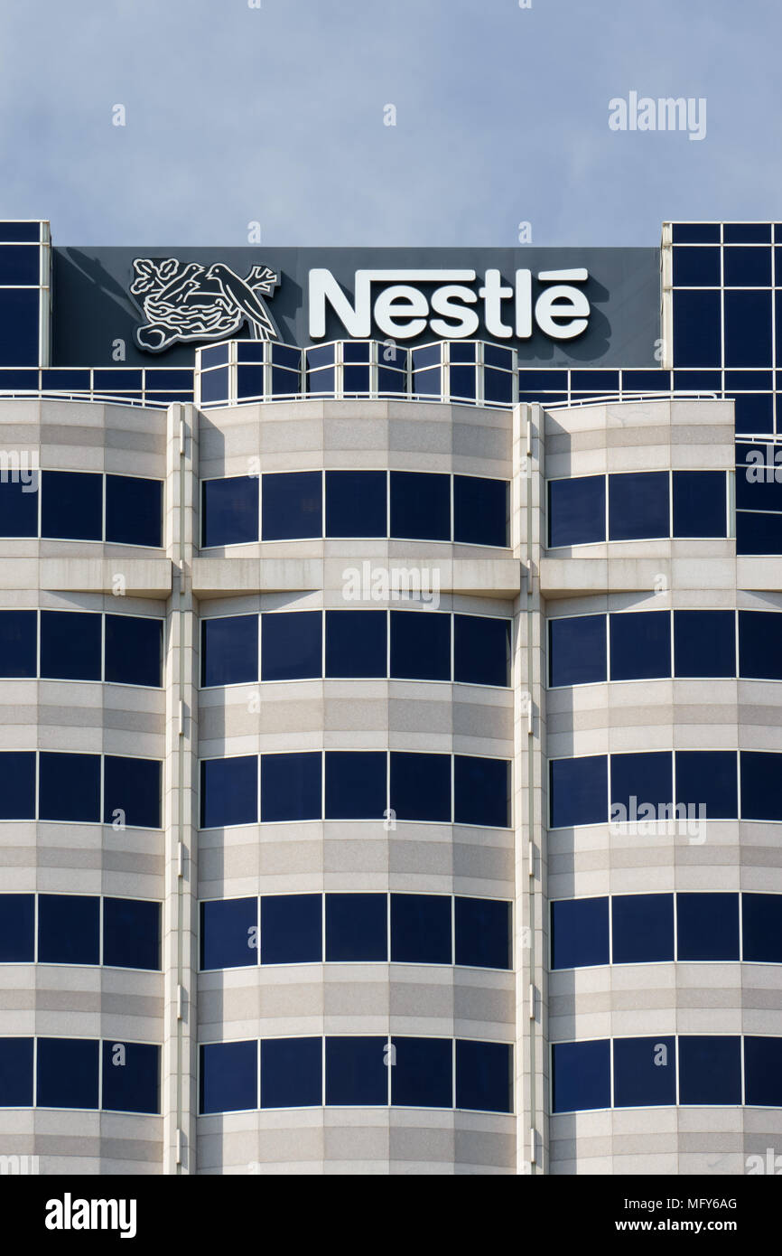 GLENDALE, CA/USA - 24 octobre 2105 : Nestle USA siège. Nestlé est une société transnationale de l'alimentation et des boissons. Banque D'Images