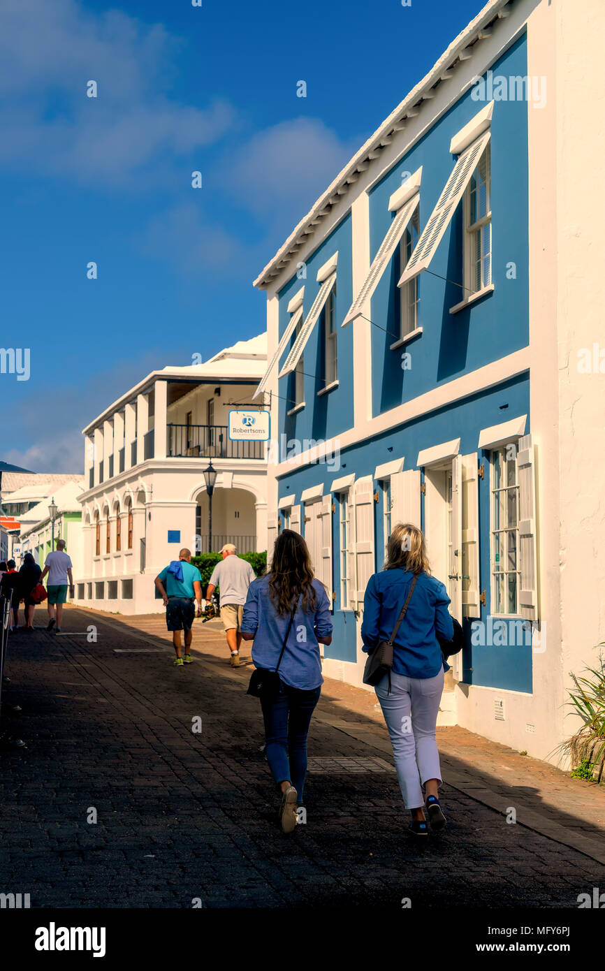 Les touristes à flâner dans les rues pavées de la rue George, les Bermudes. Banque D'Images
