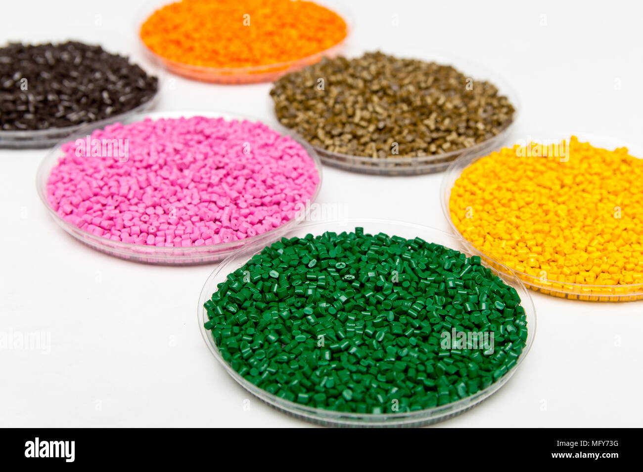 Granulés plastiques polymères .dye в granules. Le recyclage du plastique. Les granulés plastiques colorés granulaire. Banque D'Images