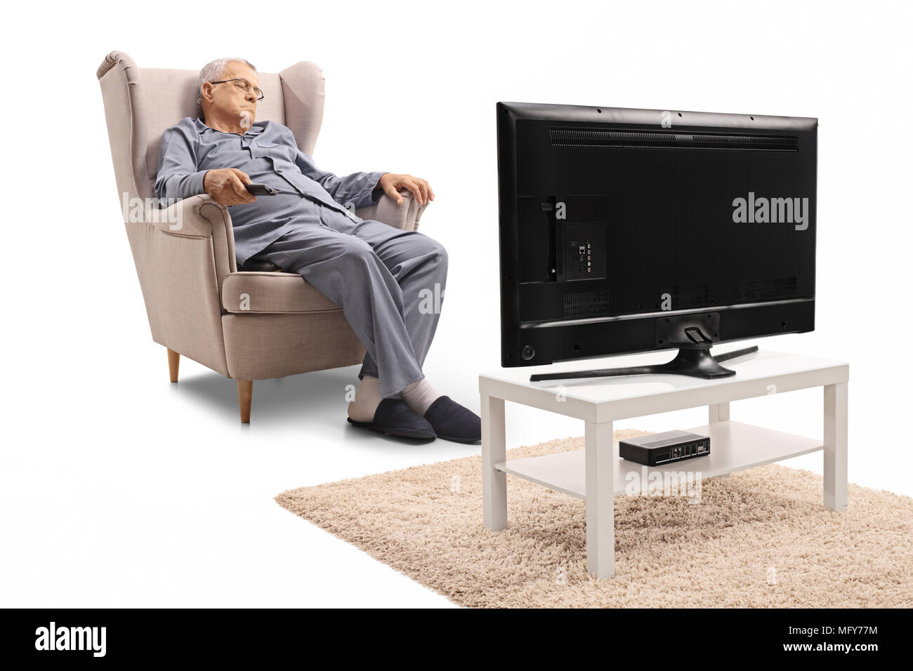 Homme mûr de dormir dans un fauteuil devant la télévision isolé sur fond blanc Banque D'Images