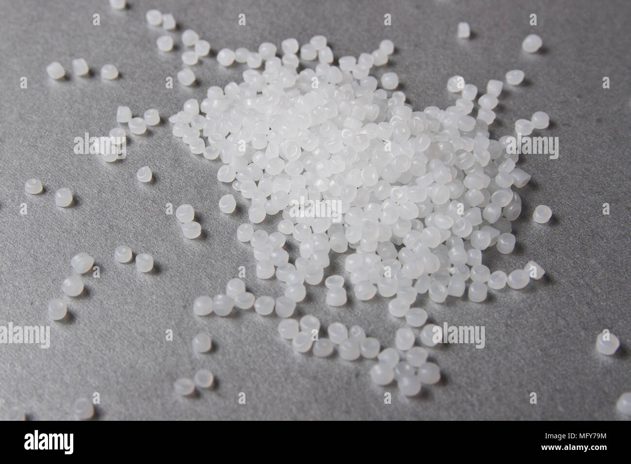 Granulés de polypropylène sur le fond gris. Banque D'Images