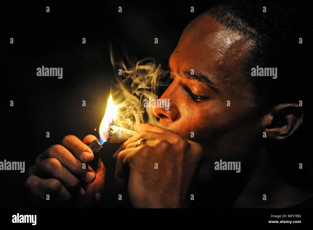 Rasta Rasta jamaïcain local fumeurs de marijuana spiff fumée commun caraïbes mauvaises herbes antilles Jamaïque Banque D'Images