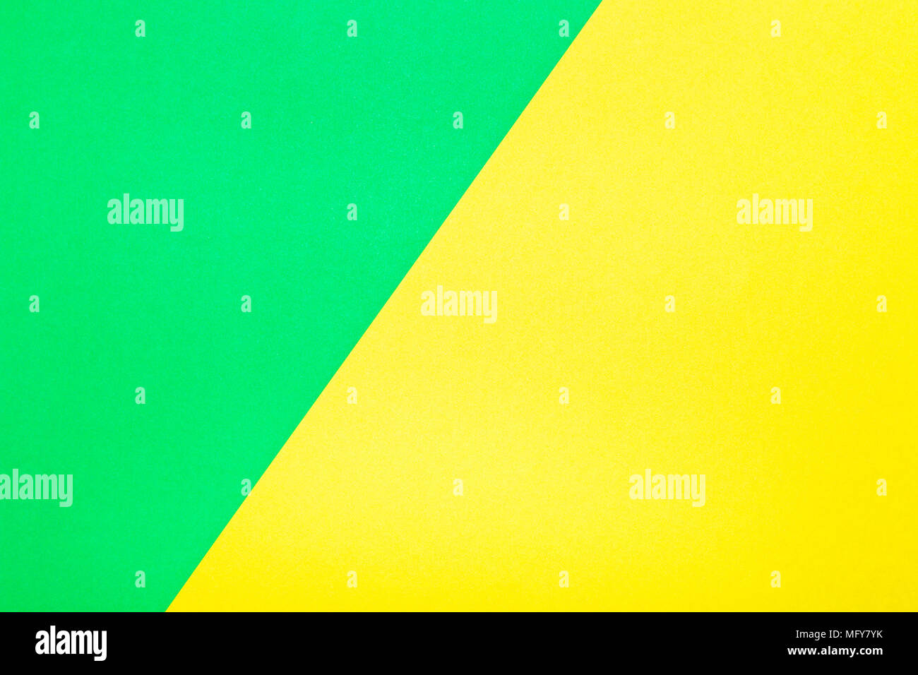 Papier de couleur vert et jaune texture background. Couleurs Tendances, papier fond géométrique. Arrière-plan de couleur papier doux. Banque D'Images