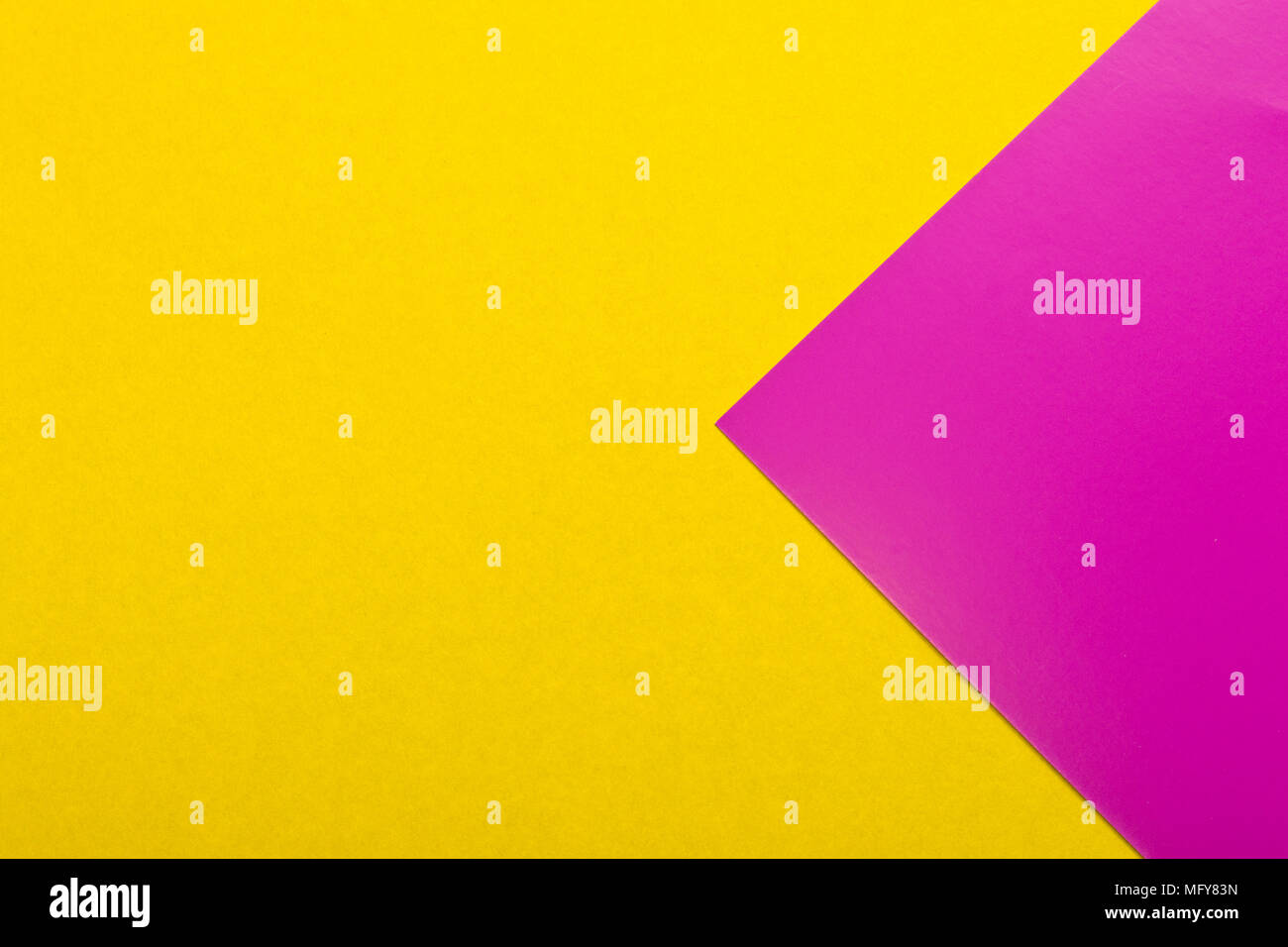 Papier de couleur jaune et violet texture background. Couleurs Tendances, papier fond géométrique. Arrière-plan de couleur papier doux. Banque D'Images