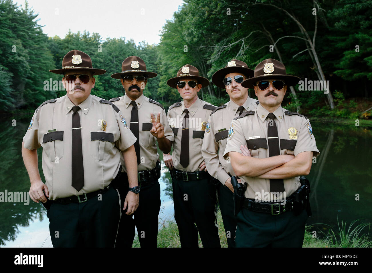 DATE DE SORTIE : Avril 20, 2018 Title : Super Troopers 2 Studio : Fox Searchlight Pictures Réalisateur : Jay Chandrasekhar RÉSUMÉ : Lorsqu'un différend frontalier entre les États-Unis et le Canada, l'offre Super Troopers sont chargés de l'établissement d'un poste de patrouille de l'autoroute dans la zone contestée. Avec : Jay Chandrasekhar, Steve Lemme, Paul Soter, Erik Stolhanske, Kevin Hefferman. (Crédit Image : © Fox Searchlight Pictures/photos) Banque D'Images