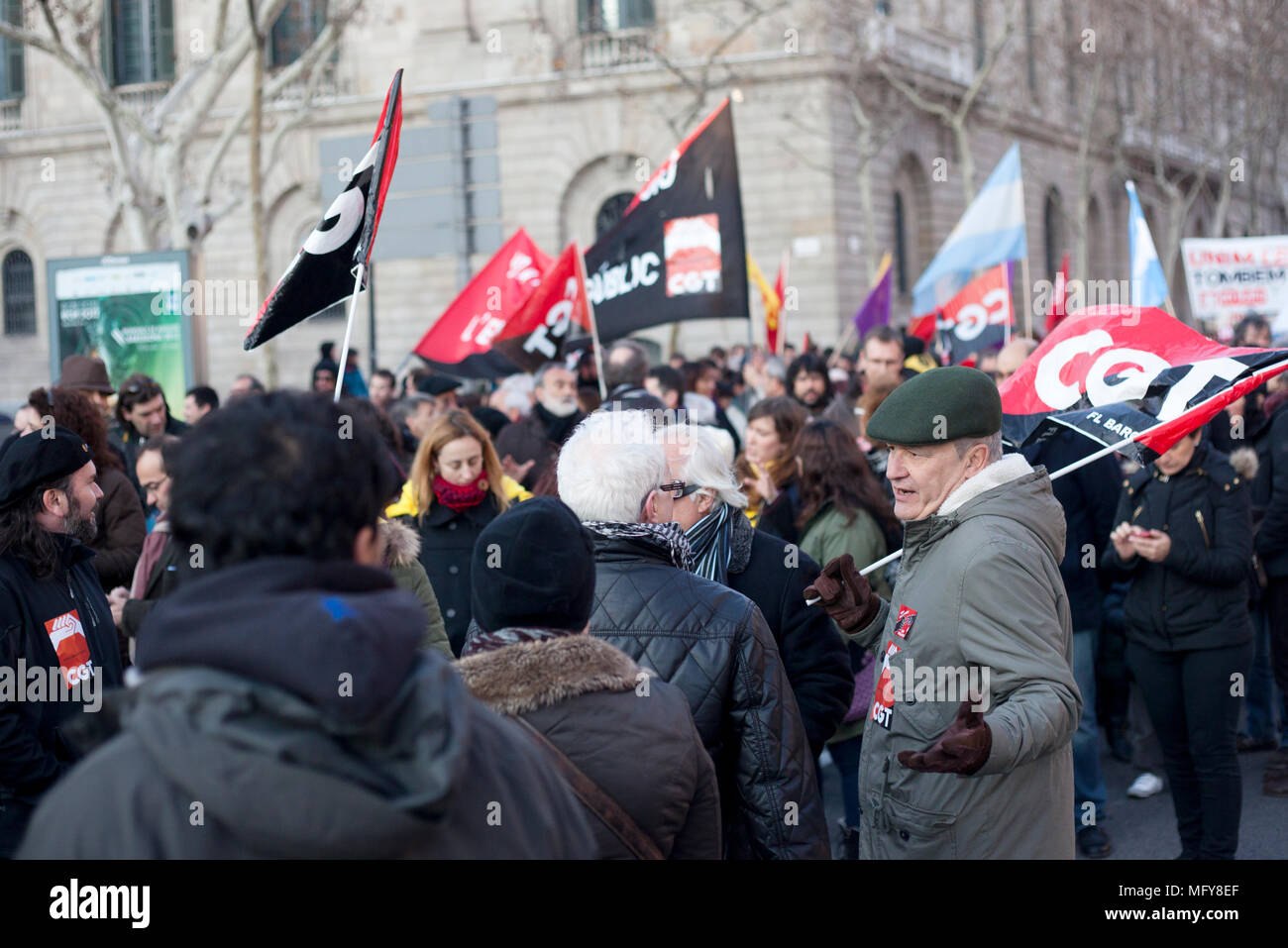 L'homme à une manifestation CGT débats avec un autre manifestant. Barcelone Espagne Banque D'Images