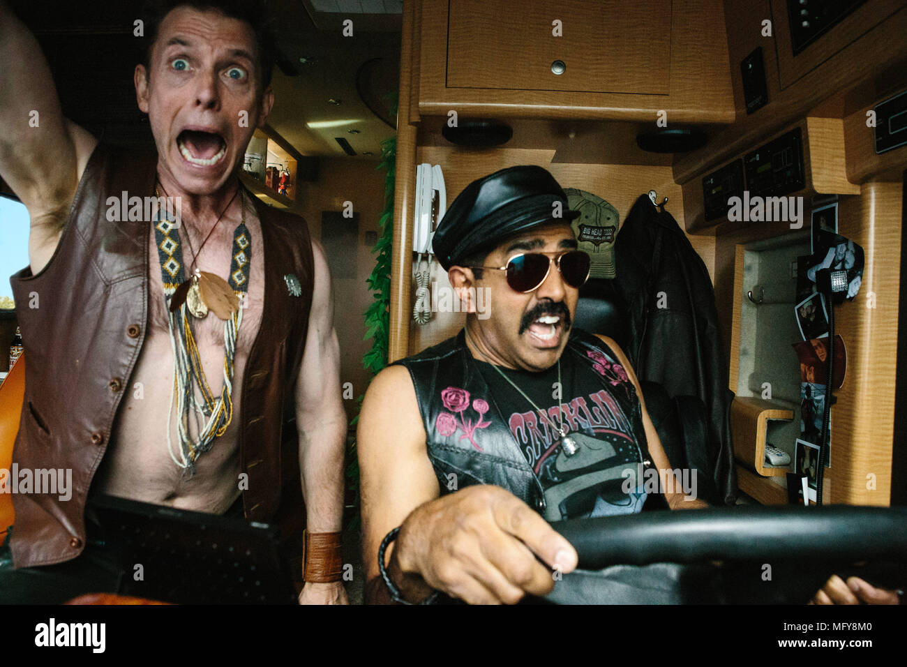 DATE DE SORTIE : Avril 20, 2018 Title : Super Troopers 2 Studio : Fox Searchlight Pictures Réalisateur : Jay Chandrasekhar RÉSUMÉ : Lorsqu'un différend frontalier entre les États-Unis et le Canada, l'offre Super Troopers sont chargés de l'établissement d'un poste de patrouille de l'autoroute dans la zone contestée. Avec : Erik Stolhanske comme Lapin, Jay Chandrasekhar comme épineuses. (Crédit Image : © Fox Searchlight Pictures/photos) Banque D'Images