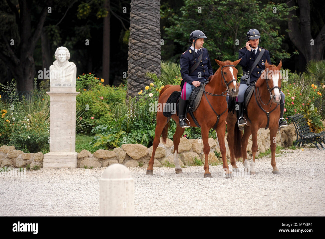 Les agents de police à cheval sur le Piazzale Napoleone I sur la Piazza del Popolo dans le centre historique de Rome dans la liste du patrimoine mondial par l'UNESCO, à Rome, Italie. Banque D'Images
